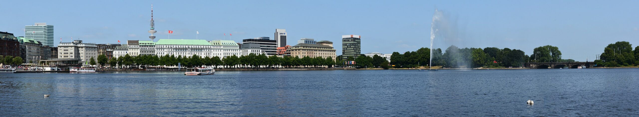 Hamburger Binnenalster mit Jungfernstieg und Alsterfontäne